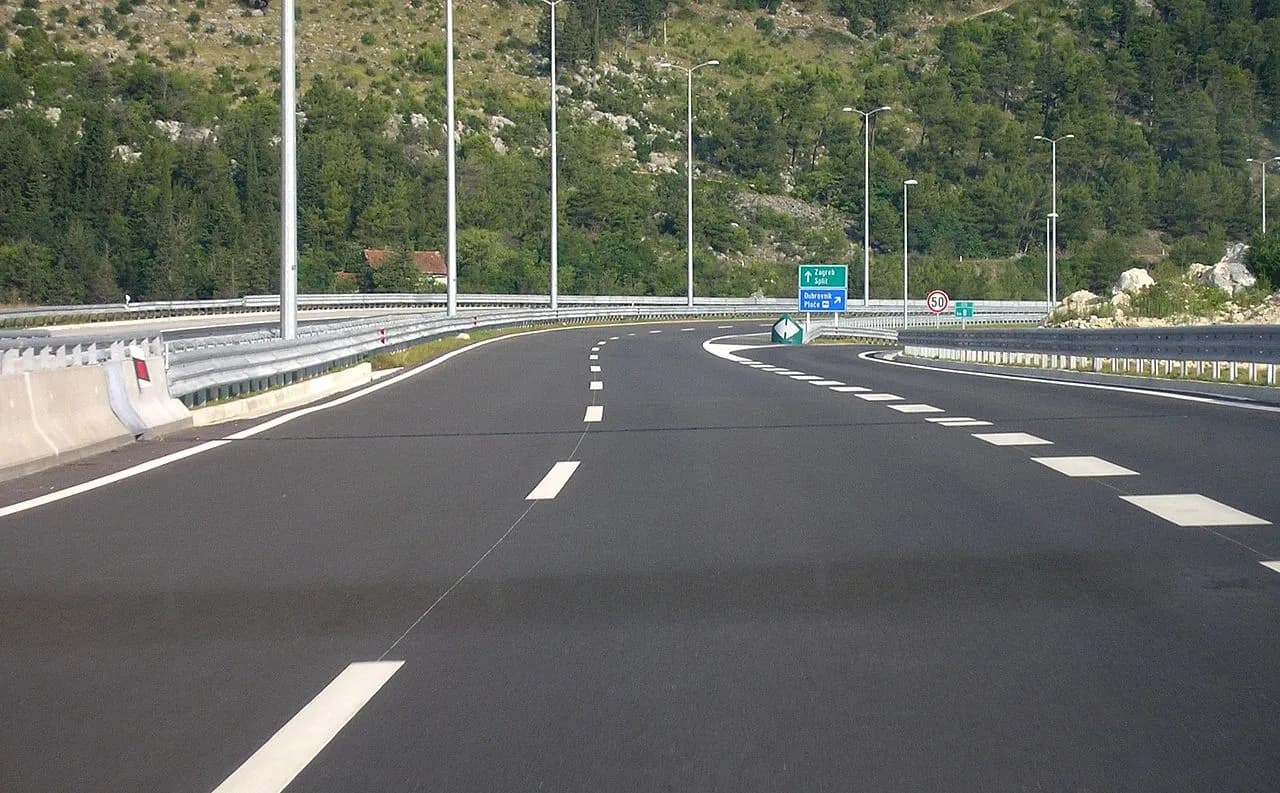 A1 interchange near Ploce in southern Croatia, the motorway approach travelers should recheck around the 22 and 23 April overnight restrictions