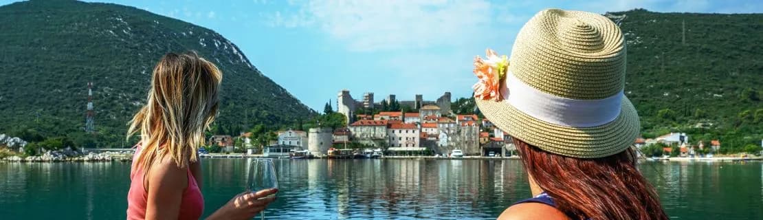 Stone walls above Ston at the gateway to Peljesac