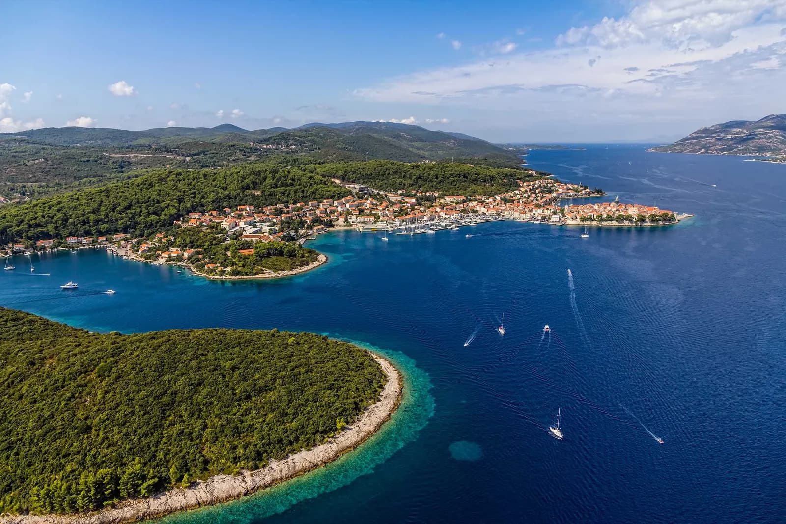 Pogled iz zraka na otok i grad Korculu za vodic za planiranje dolaska
