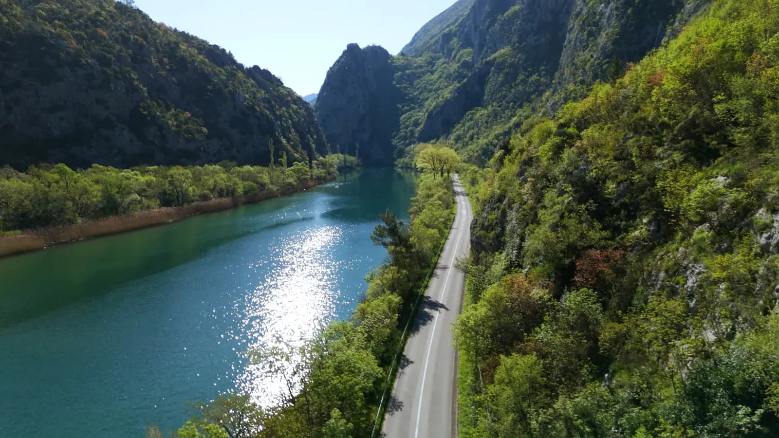 Visual ufficiale della Mezza Maratona di Omiš 2026 con i corridori sopra il lungomare di Omiš e il paesaggio della Cetina