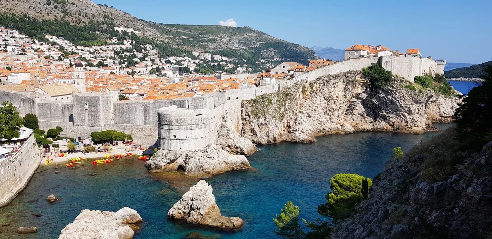 Le mura di Dubrovnik sopra l'Adriatico