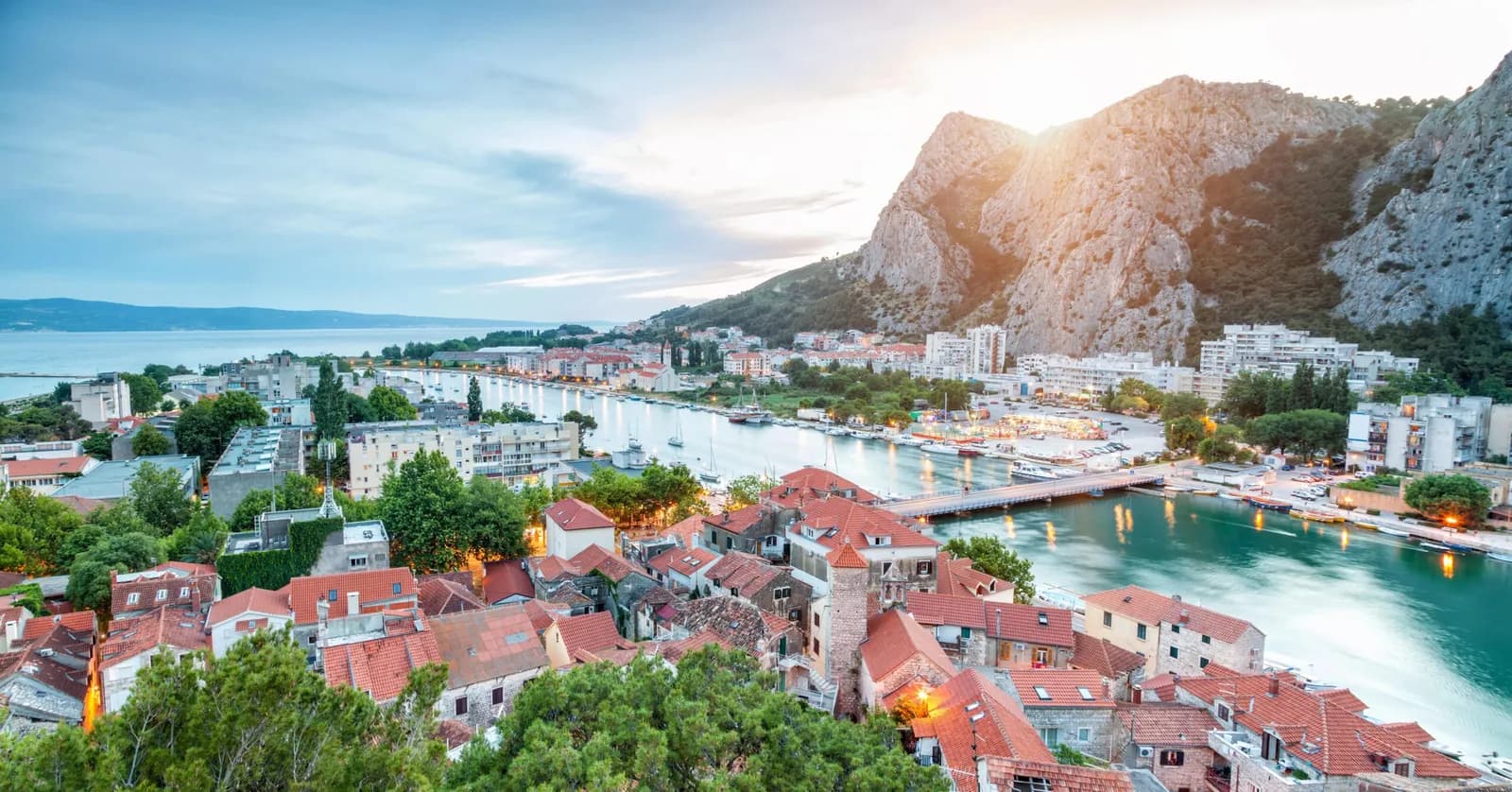 Omiš sulla costa adriatica con il canyon della Cetina sullo sfondo