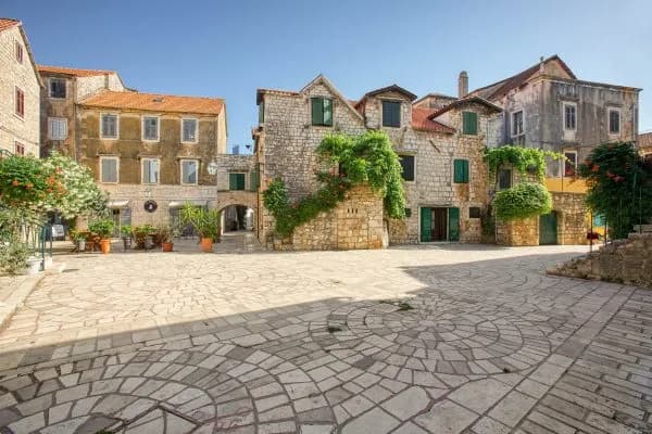 Uferpromenade von Stari Grad auf Hvar als praktische Ankunftsbasis ab Split