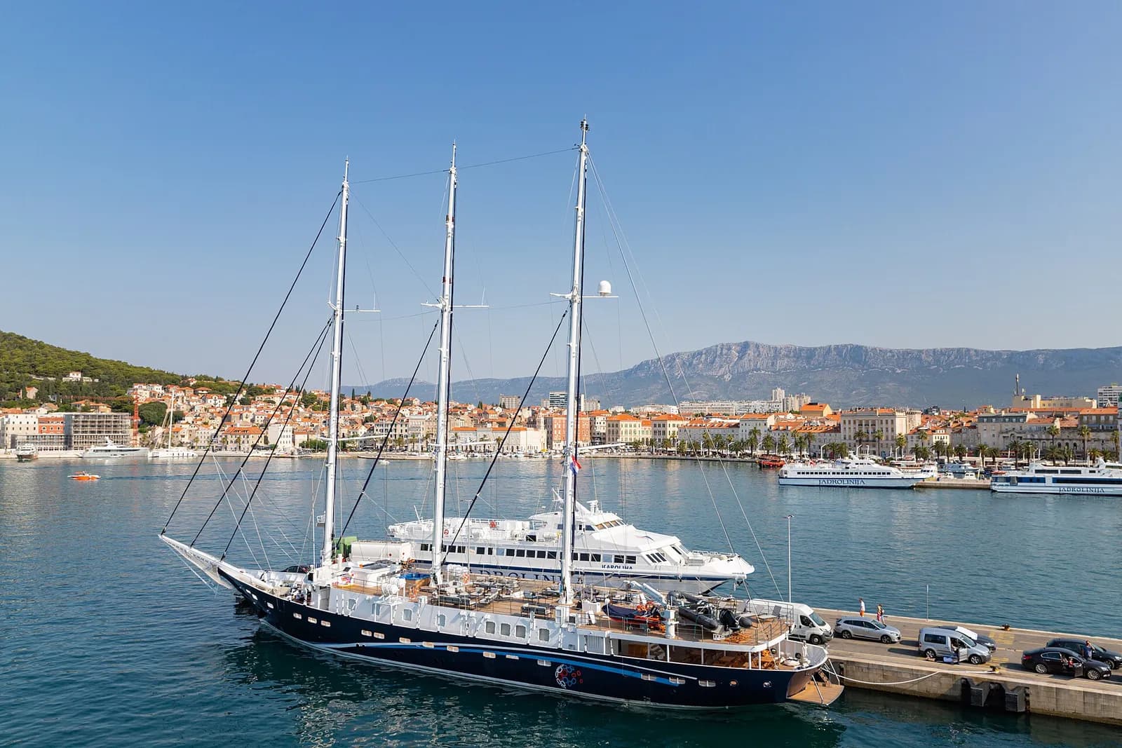Katamarane und Reisende im Fährhafen von Split