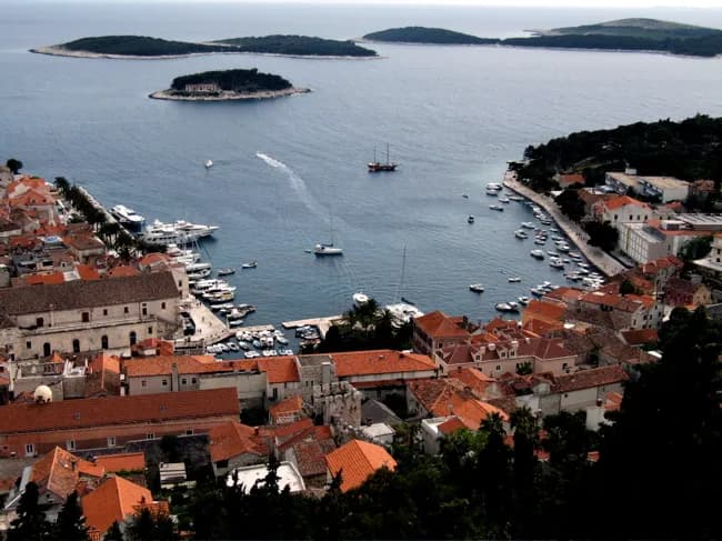 Vista sul porto di Hvar e sulle isole Pakleni