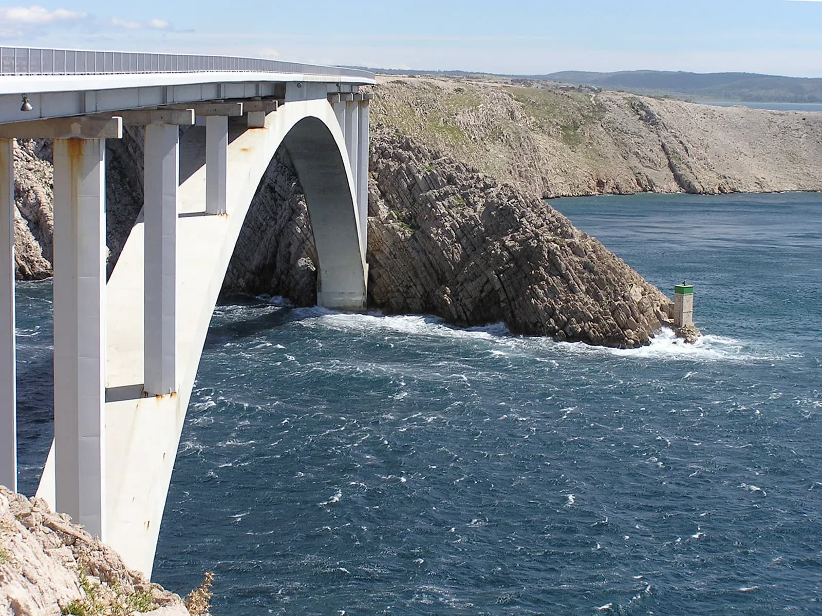 Il ponte di Pago sulla costa adriatica croata, uno dei collegamenti piu esposti al vento che oggi conviene controllare