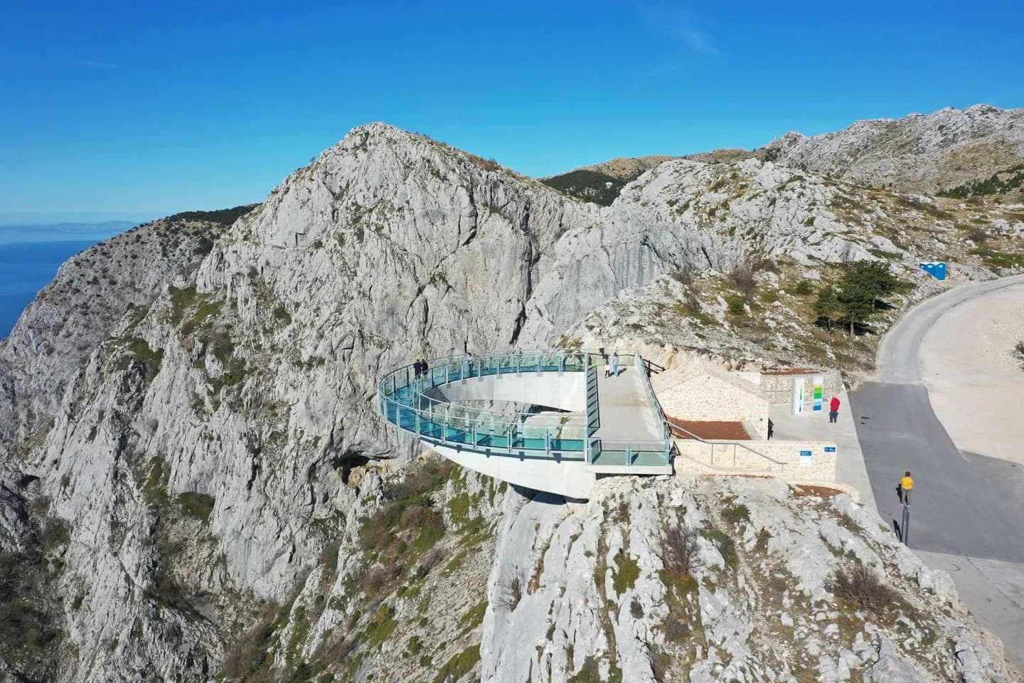 Steklena razgledna ploščad Skywalk Biokovo nad Makarsko riviero