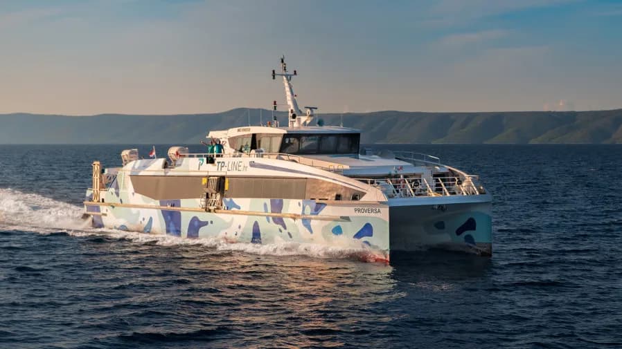 Offizielles Foto eines TP Line Katamarans zur Fruhlingsaktualisierung 2026 fur Routen zwischen Split, Hvar, Korcula, Milna und Dubrovnik