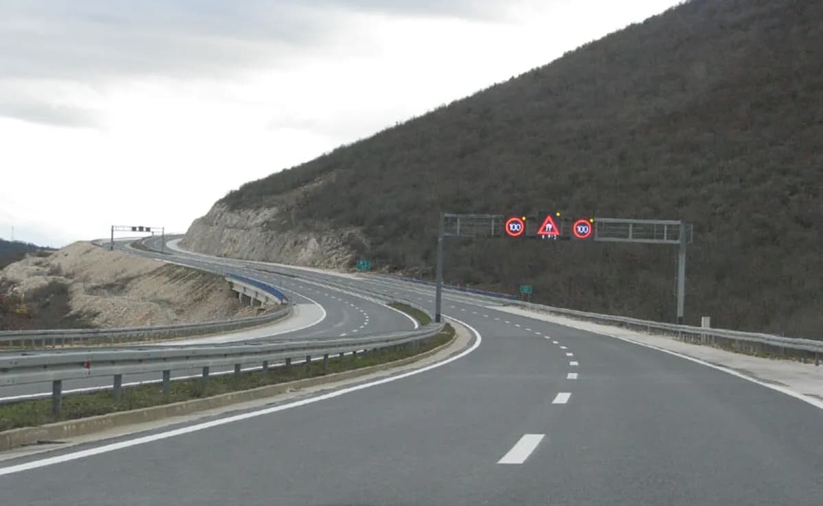 Autostrada A1 vicino a Trogir con segnaletica variabile, a illustrazione del principale corridoio stradale verso la Dalmazia