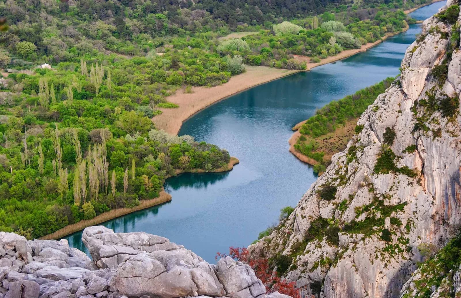 Blick auf die Cetina-Schlucht bei Omiš für einen Planungsratgeber zur Aufenthaltsdauer
