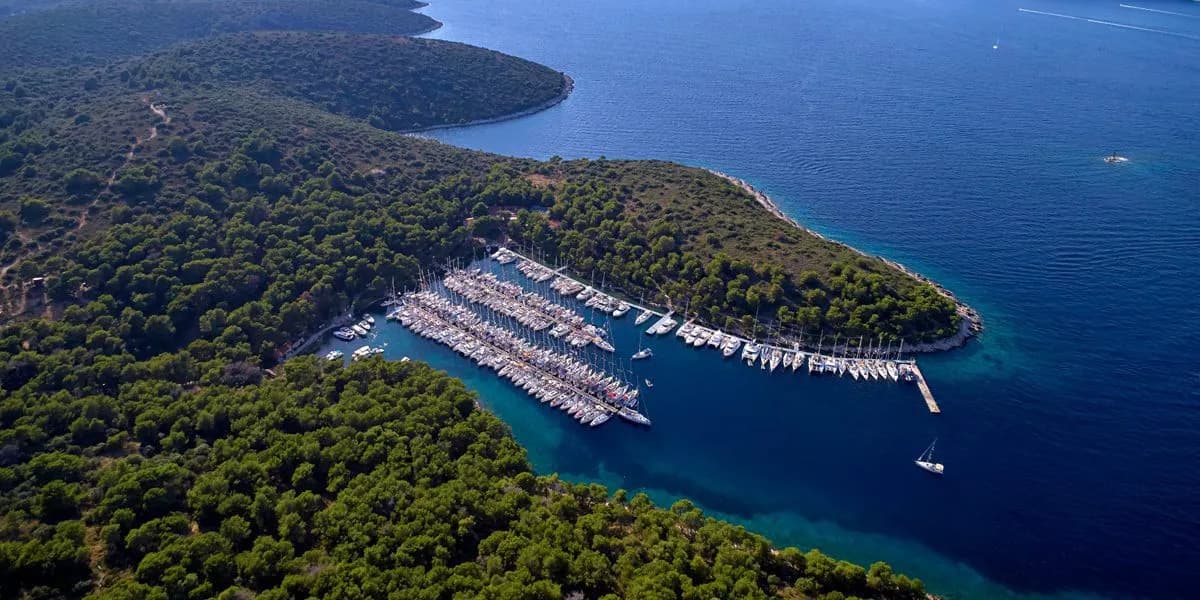 Veduta aerea dell’ACI Marina Palmižana sulle isole Pakleni vicino alla città di Hvar